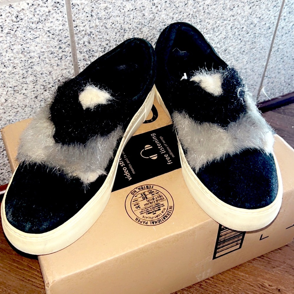 🍁Sz9 black furry J sneakers❤️